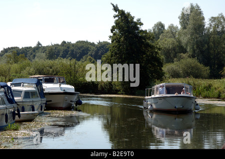 Broads cruisers sur la rivière Bure en amont de Wroxham, Broads National Park Banque D'Images