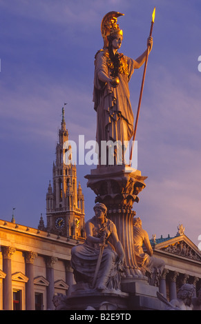 Statue devant le parlement, le Pallas Athena Fontaine, Rathaus, Vienne, Autriche Banque D'Images