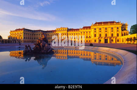 Fontaine en face du Palais Schonbrunn Vienne Autriche Banque D'Images