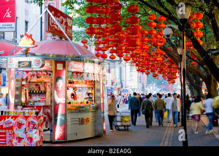 Lanternes chinoises hanging on tree in street Guangzhou Guangdong Province Chine Banque D'Images