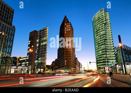 Gratte-ciel illuminé à la tombée de la BahnTower Tour Kollhoff Potsdamer Platz Berlin Allemagne Banque D'Images