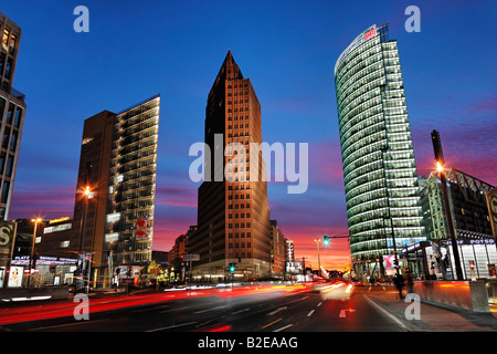 Gratte-ciel illuminé à la tombée de la BahnTower Tour Kollhoff Potsdamer Platz Berlin Allemagne Banque D'Images