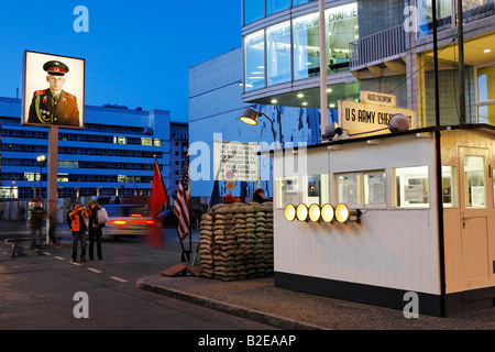 Les touristes debout à checkpoint Checkpoint Charlie Berlin Allemagne Banque D'Images