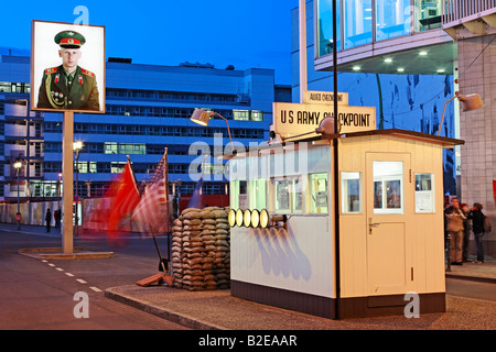 Les touristes debout à checkpoint Checkpoint Charlie Berlin Allemagne Banque D'Images