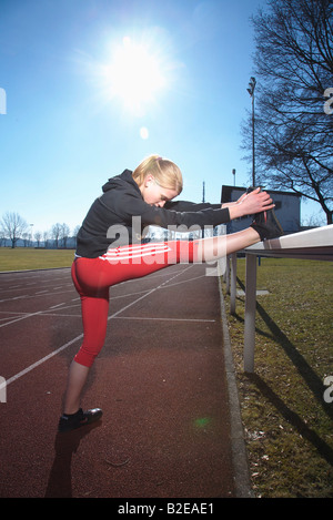 Portrait of teenage girl exerçant sur une piste de course Banque D'Images