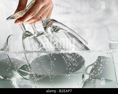 Close-up of person's hand lave-verres Banque D'Images