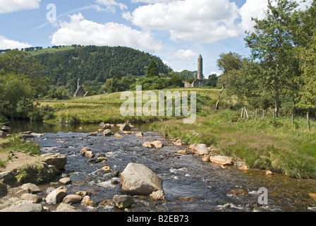 Rivière qui coule à travers le paysage, rivière Glenealo, Irlande Banque D'Images