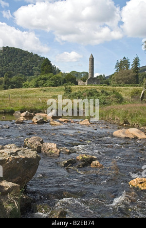 Rivière qui coule à travers le paysage, rivière Glenealo, Irlande Banque D'Images