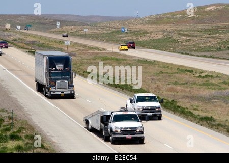 Les camions sur l'Interstate 84 Ouest, près de Boise IDAHO Banque D'Images