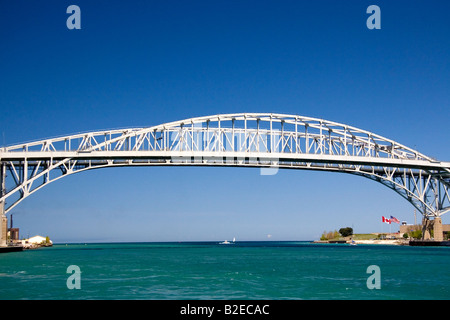 Le pont Blue Water est un pont à travée double qui s'étend sur la rivière St Clair entre Port Huron au Michigan et de Point Edward (Ontario) Banque D'Images