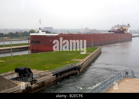 American Century freighter aux écluses Soo à Sault Ste. Marie au Michigan Banque D'Images