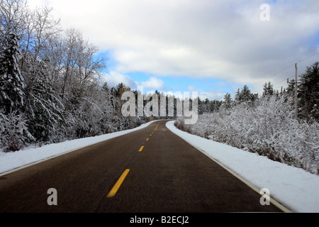 Le chemin d'hiver en avance vu depuis une voiture à Nova Scotia Canada Banque D'Images