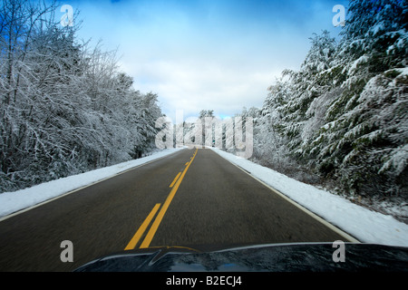 Le chemin d'hiver en avance vu depuis une voiture à Nova Scotia canada Banque D'Images