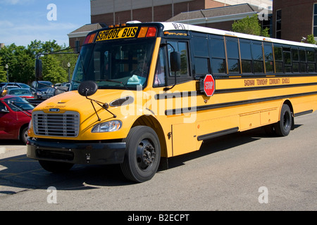 School bus stationné à l'extérieur du Musée Henry Ford à Dearborn au Michigan Banque D'Images