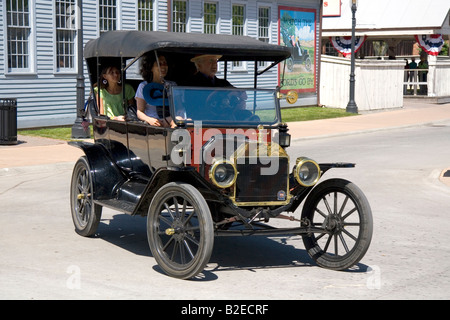 Les visiteurs monter dans une Ford Modèle T dans les rues de Greenfield Village à l'Henry Ford à Dearborn au Michigan Banque D'Images