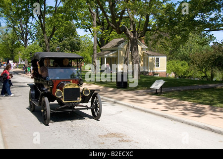 Les visiteurs monter dans une Ford Modèle T à Greenfield Village à l'Henry Ford à Dearborn au Michigan Banque D'Images