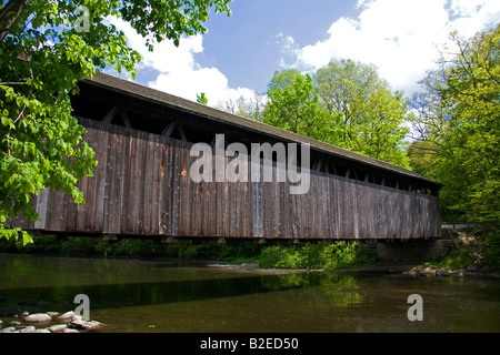 Un pont blanc brown truss pont fleuri enjambant la rivière Flat à Keene Township au Michigan Banque D'Images