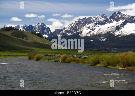 La rivière Salmon qui coule à travers la vallée de la scie au-dessous de la gamme de montagne de scie près de Stanley Idaho Banque D'Images