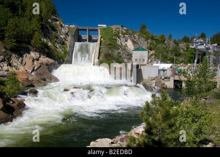 Verser de l'eau à la sortie de barrage en cascade sur Cascade qui se jette dans la Reservior Payette River Valley dans l'Idaho Comté Banque D'Images