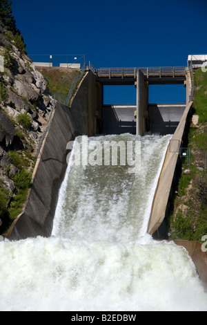 Verser de l'eau à la sortie de barrage en cascade sur Cascade qui se jette dans la Reservior Payette River Valley dans l'Idaho Comté Banque D'Images