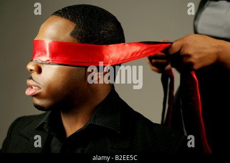 Young African American man les yeux bandés. Banque D'Images