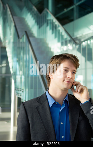 Businessman talking on a mobile phone Banque D'Images