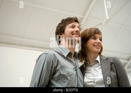 Low angle view of a young woman and smiling Banque D'Images