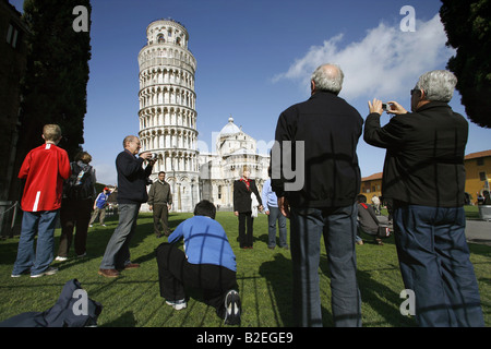 Les touristes de photographier la Tour de Pise, Pise, Toscane, Italie Banque D'Images