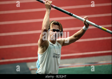 Tim Lobinger pose trackside après une voûte à l'Aviva London Grand prix Banque D'Images