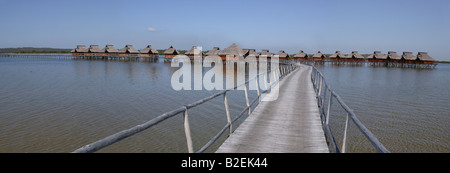 Une passerelle en bois menant aux chambres du Flamingo bay sur pilotis Banque D'Images