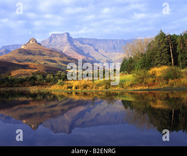 Une vue panoramique de Cathedral Peak et le Drakensberg de l'autre côté d'un lac de montagne dans le Parc National Royal Natal Banque D'Images