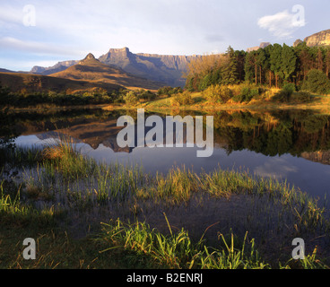 Une vue panoramique de Cathedral Peak et le Drakensberg de l'autre côté d'un lac de montagne dans le Parc National Royal Natal Banque D'Images