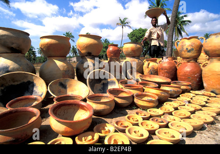 Des pots en argile à la main à vendre Banque D'Images