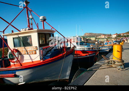 Les bateaux de pêche amarrés au port de Kalk Bay montrant bornes et des cordes sur le quai Banque D'Images