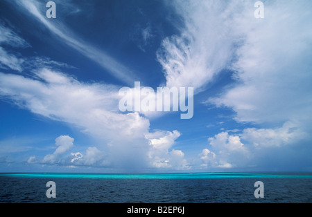 Île déserte avec plage de sable blanc et nuages spectaculaires Banque D'Images