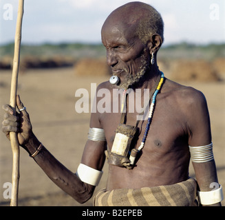 Un vieux Dassanech homme portant un ornement de la lèvre métallique traditionnelle et métal boucles. Banque D'Images