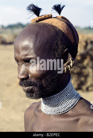 Un aîné Dassanech portant une coiffure traditionnels en argile, garni de plumes d'autruche. Banque D'Images