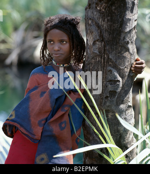 Une jeune fille à Filwoha Afar dans le Parc National d'Awash. Dans la langue Afar Filwoha signifie 'eau chaude'. Banque D'Images