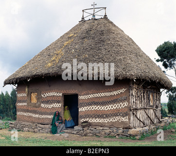 Joliment décorées d'un toit traditionnel en chaume maison appartenant à une communauté chrétienne orthodoxe dans les hauts plateaux éthiopiens. Banque D'Images