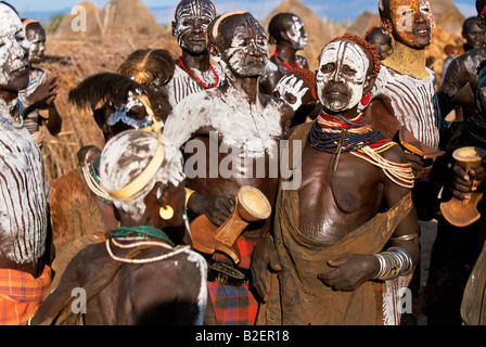 Hommes et femmes dansent ensemble dans le village de Karo Duss. Une petite tribu Omotiques liés à l'Hamar. Banque D'Images