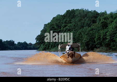 Un bateau sur la rivière Omo dans le sud-ouest de l'Ethiopie. Banque D'Images