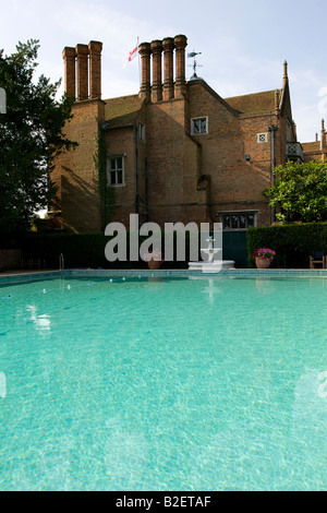 Grande piscine de 16ème siècle favorise l'hôtel Egham Surrey England UK Banque D'Images