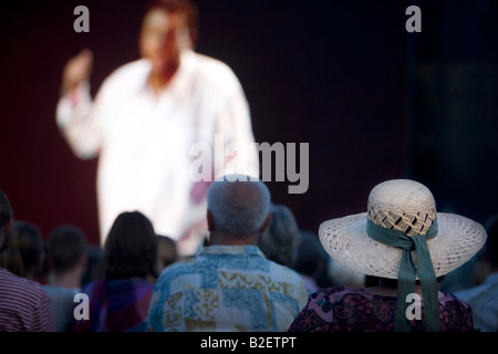 Les spectateurs à l'affichage public de Richard Wagner opéra 'Les Maîtres chanteurs de Nuremberg' dans la ville allemande de Bayreuth, Allemagne Europe Banque D'Images