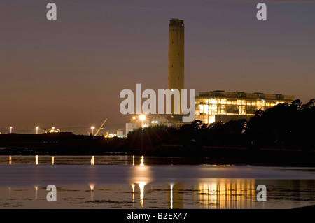 La centrale électrique de nuit Longannet, photographié à partir de Culross sur le Firth of Forth en Écosse. Banque D'Images