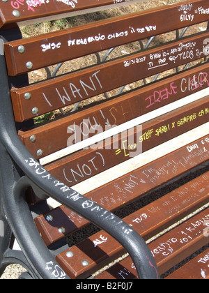 Teen love graffiti sur un banc de parc en Italie Banque D'Images