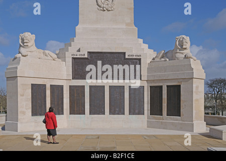 La base du monument commémoratif de guerre de la Marine sur l'Angleterre Plymouth Hoe pour ceux perdus en mer dans le 1914 et 1918 1939 1945 guerres mondiales Banque D'Images