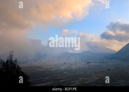 Coucher du soleil avec des nuages à Bromo volcan actif, PARC NATIONAL DE BROMO TENGGER SEMERU, JAVA, INDONÉSIE, ASIE DU SUD-EST Banque D'Images