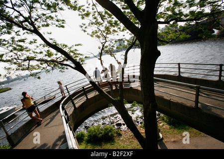 Les gens sur un pont piétonnier donnant sur la Charles River sur une fin d'après-midi en été Banque D'Images