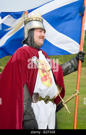 Robert the Bruce, roi d'Écosse holding sautoir ou Pavillon Saint Andrew's Cross, au Chevaliers de Monymusk groupe de reconstitution, Arbroath, Ecosse, Royaume-Uni Banque D'Images