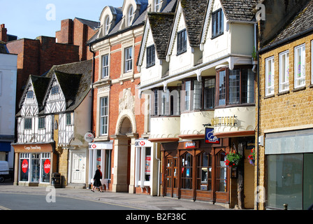 Façades de la période, de la place du marché, Banbury, Oxfordshire, Angleterre, Royaume-Uni Banque D'Images